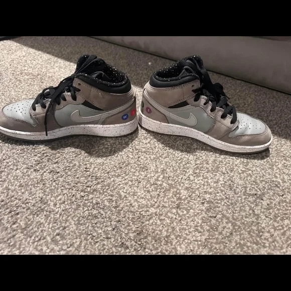 Boys Air Jordan 1 Mid Wings size 4Y